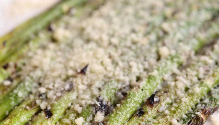 Groene asperges met boter en Parmezaanse kaas