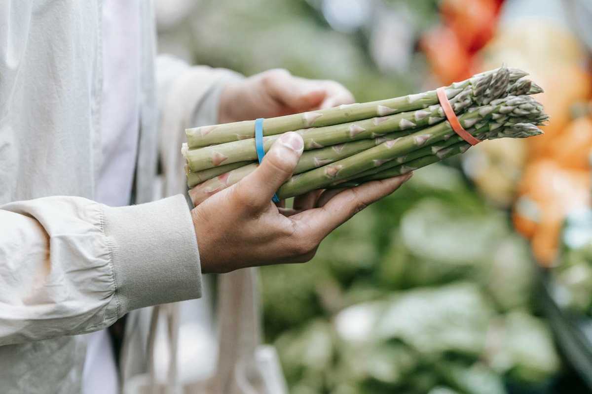 Witte vs groene asperges – verschil, smaak, bereiding en tips ...